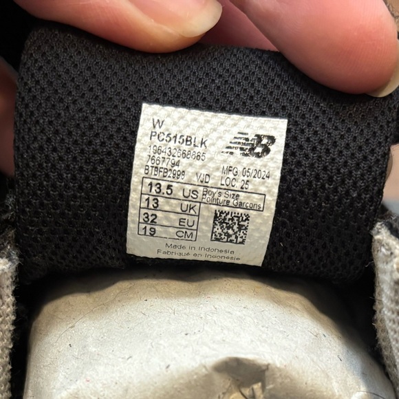 New Balance 13.5 WIDE kids black and white 515 tennis shoe - Picture 4 of 6